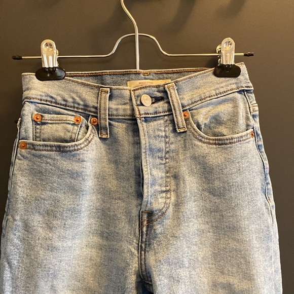 “Really great” Levi’s Wedgie Straight (cropped high rise) Jeans - Picture 2 of 5